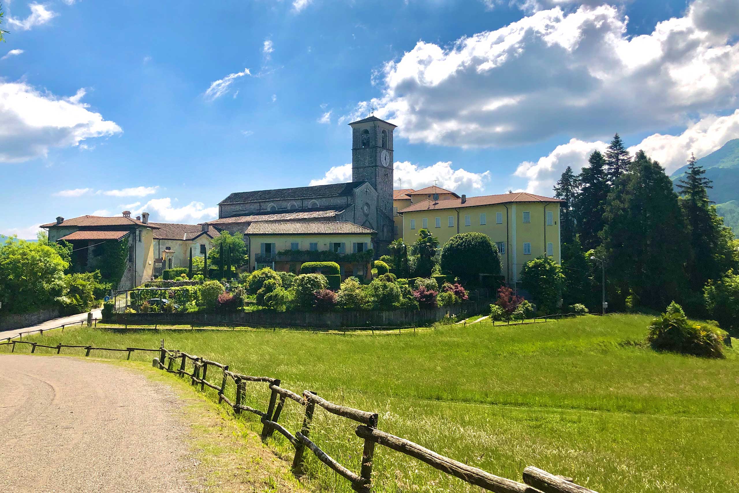 Totale des Klosters in Brezzo di Bedero