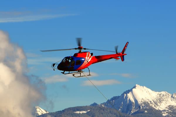Hubschrauber während eines Flugs über Bergspitzen