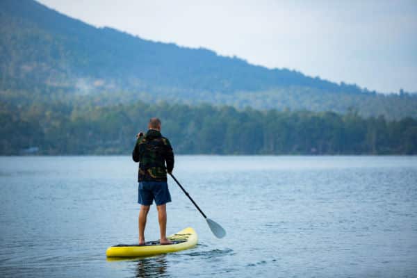 Mann auf einem SUP auf dem See